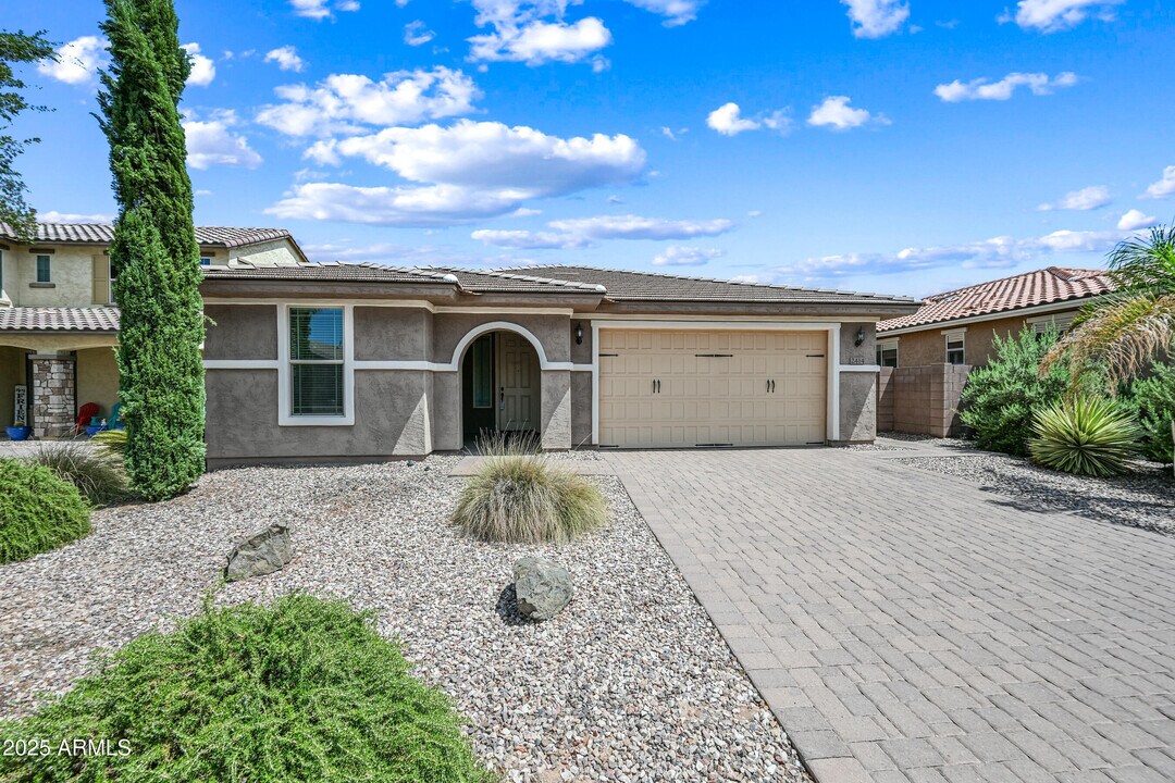 2414 E Hazeltine Way in Gilbert, AZ - Building Photo
