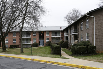 Lee Square Apartments in Falls Church, VA - Building Photo - Building Photo