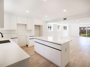 2039 NE 172nd St in North Miami Beach, FL - Building Photo - Building Photo
