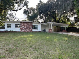 Nice 3 bedroom 2 bathroom House In Apopka in Apopka, FL - Building Photo