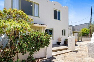 4774 E Mountain View Dr in San Diego, CA - Foto de edificio - Building Photo