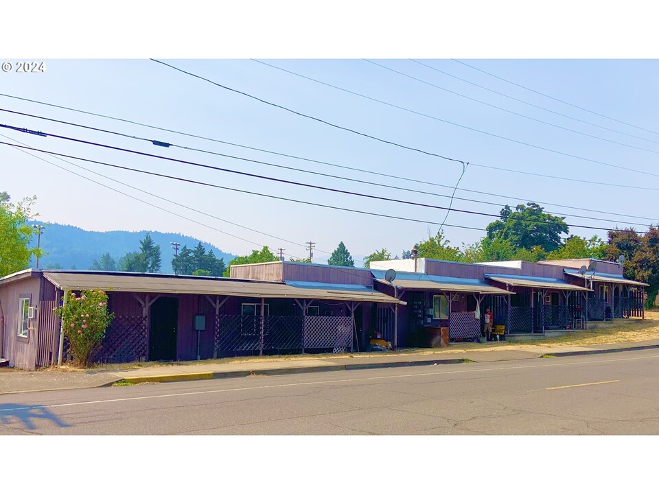 Nickel Mt. Trailer Park in Riddle, OR - Building Photo