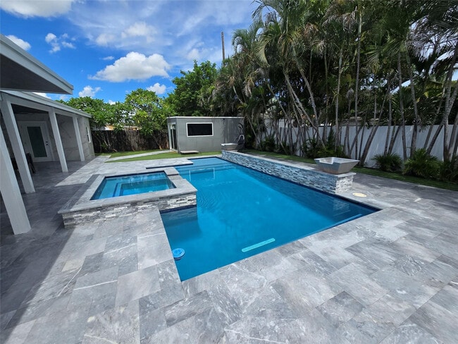 2340 NE 8th Ave in Pompano Beach, FL - Building Photo - Building Photo