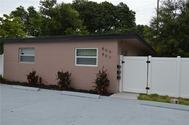807 Phippen Waiters Rd, Unit 1 in Dania, FL - Foto de edificio - Building Photo