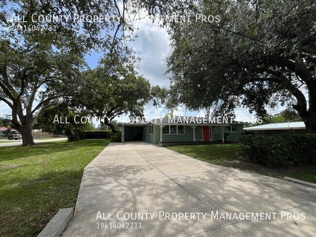 3230 Betty Dr in Sarasota, FL - Building Photo - Building Photo