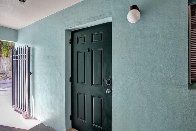 306 E Ocean Ave, Unit 110 in Boynton Beach, FL - Foto de edificio - Building Photo