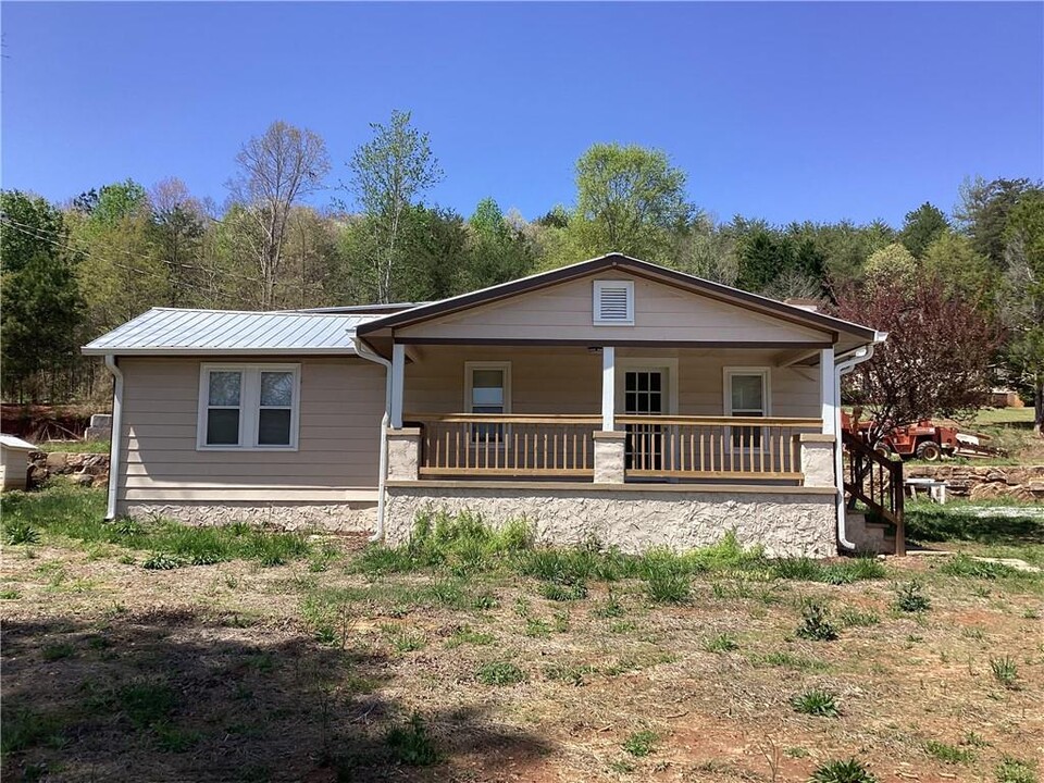 6401 Old Dahlonega Hwy in Dahlonega, GA - Foto de edificio