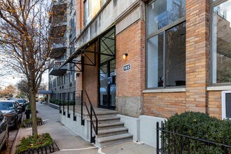 165 Perry St in New York, NY - Building Photo - Building Photo