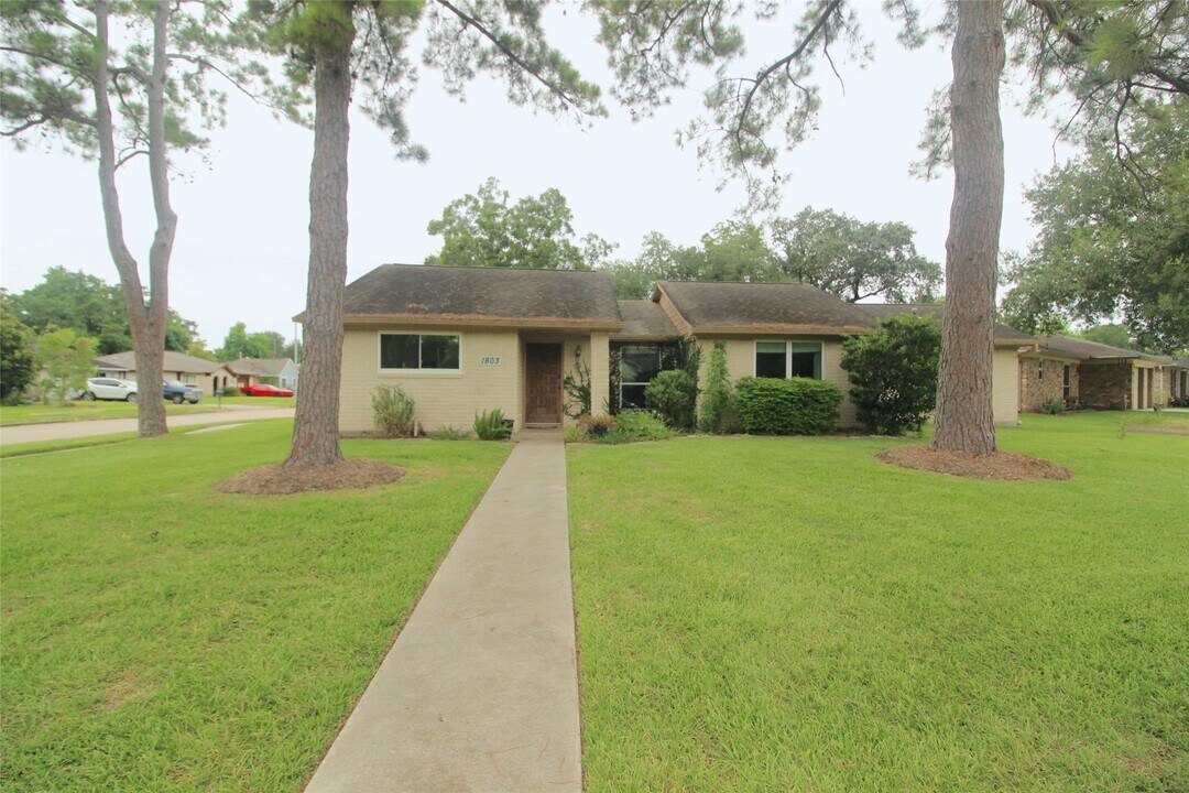 1803 Oaklawn St in Sugar Land, TX - Building Photo