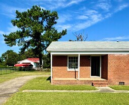 1104 Ayton Pl in Fayetteville, NC - Building Photo