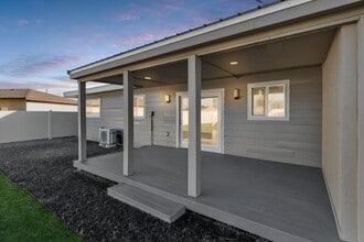 604 W Crest Dr in Moses Lake, WA - Foto de edificio - Building Photo