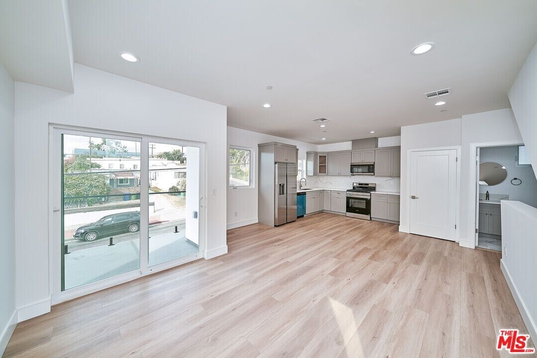 1106 Queen Anne Pl in Los Angeles, CA - Building Photo
