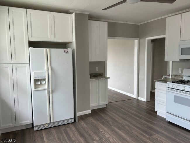 33 Stanley Rd in Little Falls, NJ - Building Photo - Building Photo