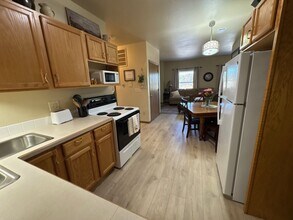 125 W Main St, Unit A in Omro, WI - Foto de edificio - Building Photo