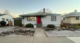 320 W Plumb Ln in Reno, NV - Building Photo