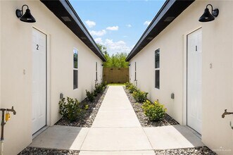 16 Larkspur Ave in McAllen, TX - Building Photo - Building Photo
