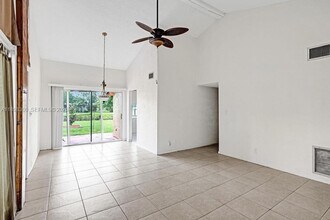 7135 W Sunrise Blvd in Plantation, FL - Building Photo - Building Photo