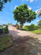 1020 N 74th Way in Hollywood, FL - Building Photo - Building Photo