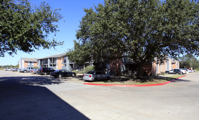 Villa Main Apartments in Port Arthur, TX - Building Photo - Building Photo