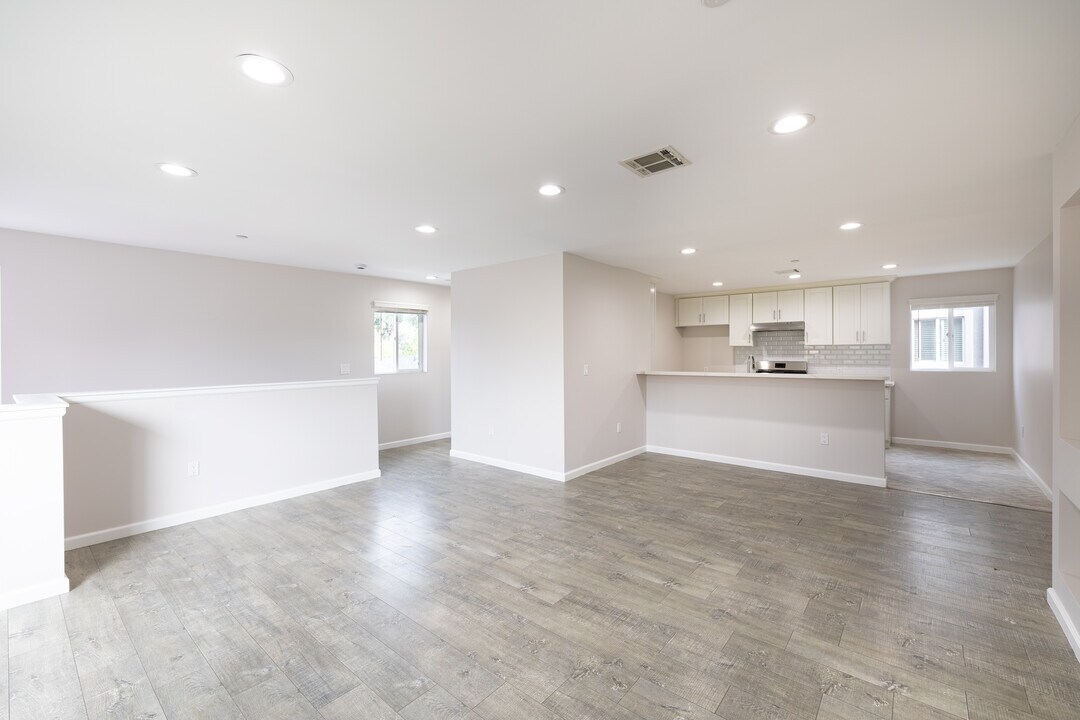 7359 Kester Ave in Van Nuys, CA - Foto de edificio