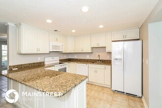 1371 Poinciana Rd in Venice, FL - Foto de edificio - Building Photo