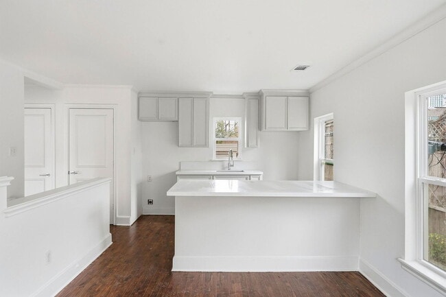 property at 612 W Alabama St