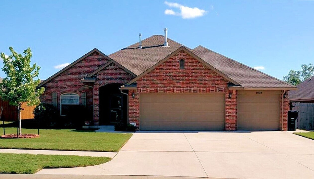 1808 NE 32nd St in Moore, OK - Building Photo