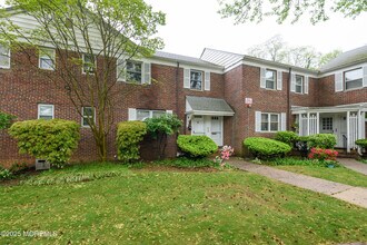 66 Manor Dr in Red Bank, NJ - Building Photo - Building Photo