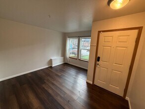 10504 140th St Ct E in Puyallup, WA - Foto de edificio - Building Photo