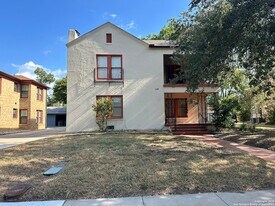 119 E Ridgewood Ct in San Antonio, TX - Building Photo