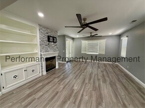 11708 Valley Forge Way in Bakersfield, CA - Building Photo - Building Photo