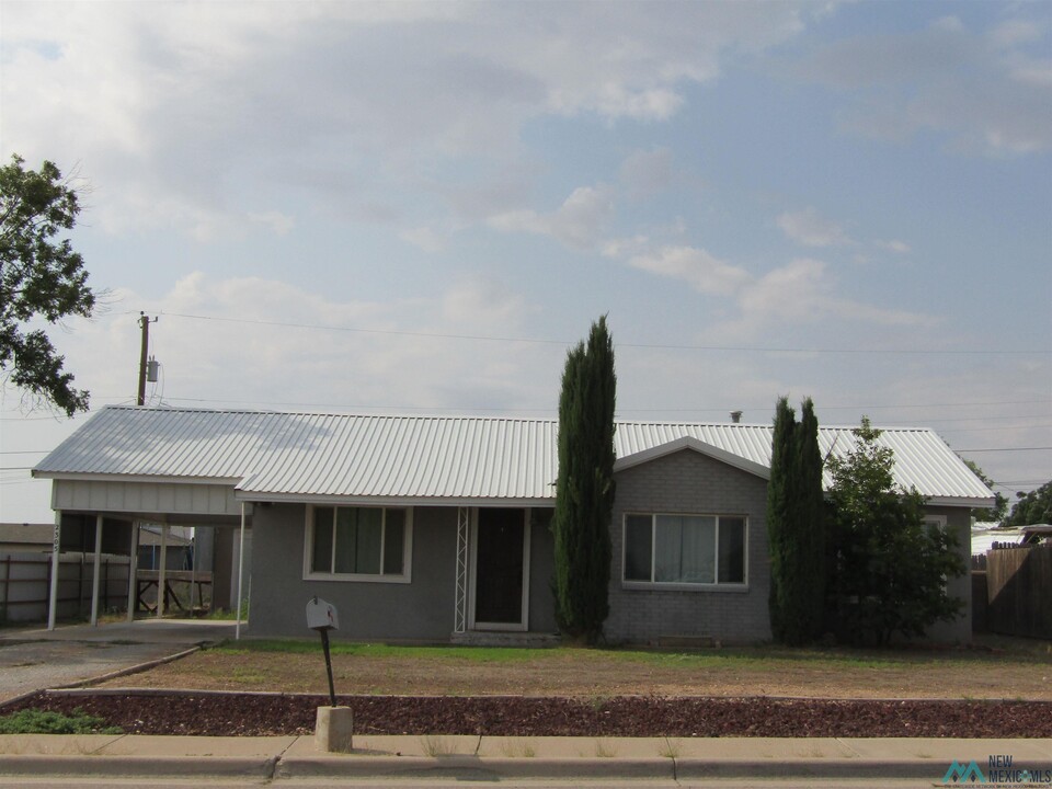 2305 W Grand Ave in Artesia, NM - Building Photo