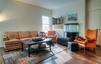 2710 San Pedro St, Unit 101 in Austin, TX - Foto de edificio - Building Photo