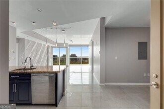 3325 Piedmont Rd NE in Atlanta, GA - Building Photo - Building Photo