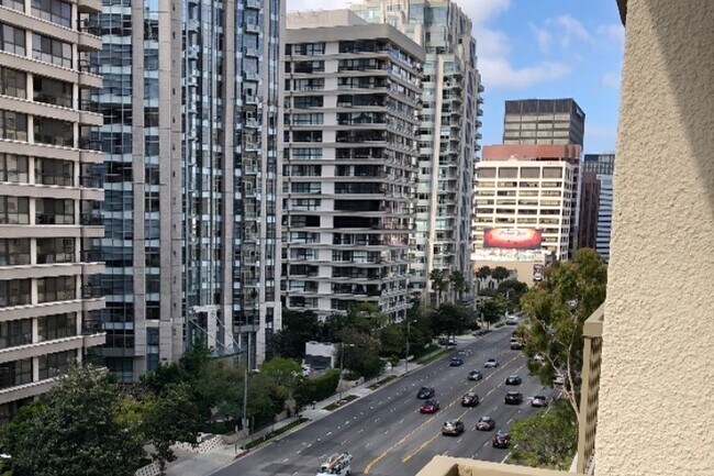 10747 Wilshire Blvd in Los Angeles, CA - Foto de edificio - Building Photo
