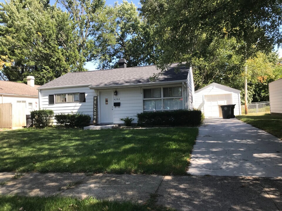 4204 Woodvale Dr in South Bend, IN - Building Photo