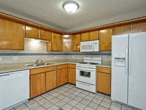 5913 Little Creek Trail in Austin, TX - Building Photo - Building Photo