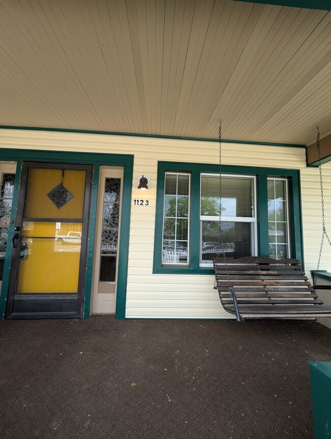 1123 N Hayes Ave in Pocatello, ID - Foto de edificio - Building Photo