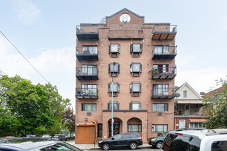 11188 43 Ave in Corona, NY - Foto de edificio - Building Photo