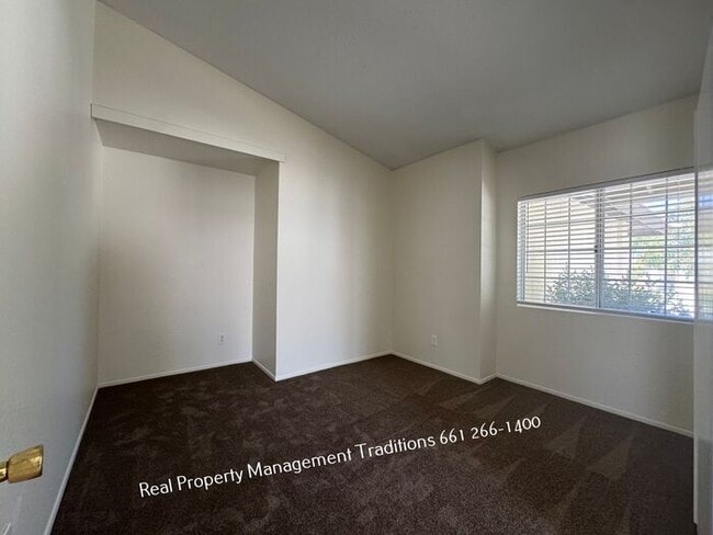3130 Hampton Rd in Palmdale, CA - Foto de edificio - Building Photo