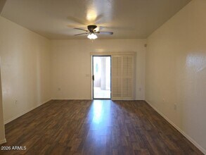 5249 E Shea Blvd in Scottsdale, AZ - Foto de edificio - Building Photo