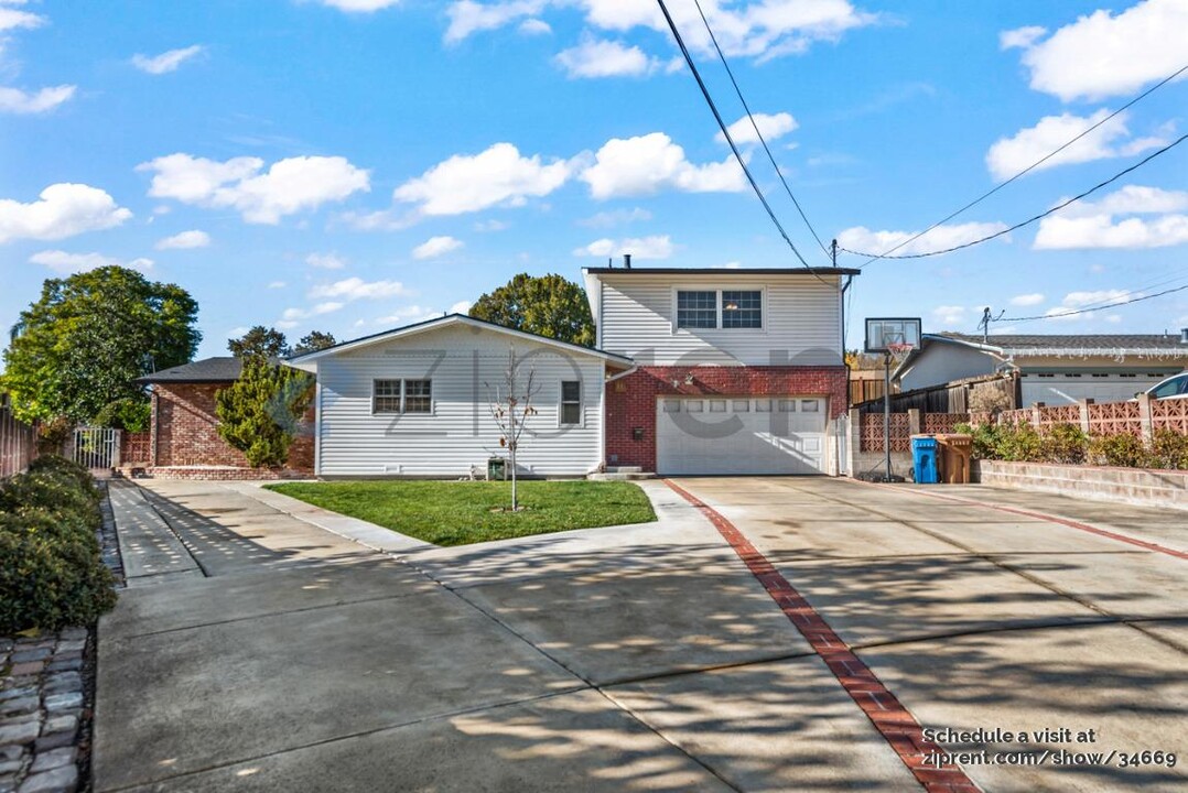 16 Brown Ct in Pacheco, CA - Building Photo