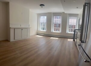 3 State St, Unit A3 in Newburyport, MA - Foto de edificio - Building Photo