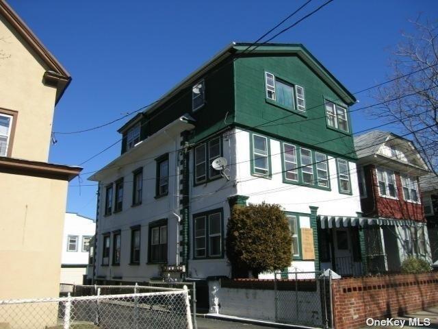 24 Stanley St in Inwood, NY - Foto de edificio