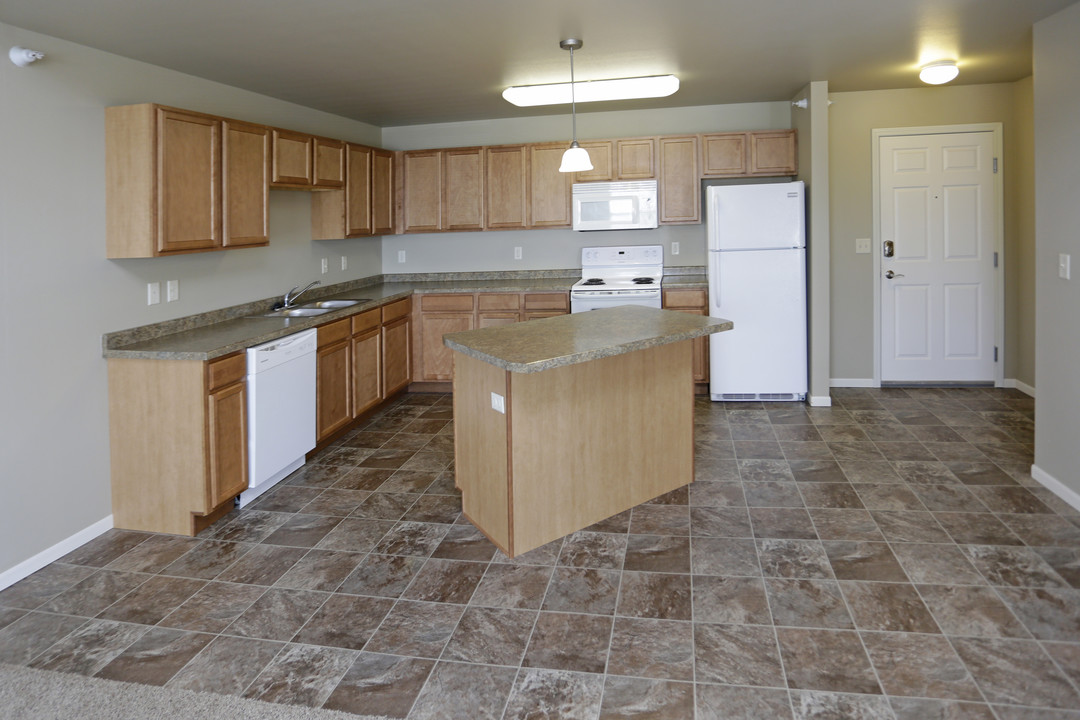 Custer Crossing & Ravenwood Apartments in Dickinson, ND - Building Photo