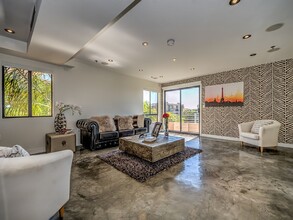 8568 Burton Way, Unit Penthouse in Los Angeles, CA - Building Photo - Building Photo