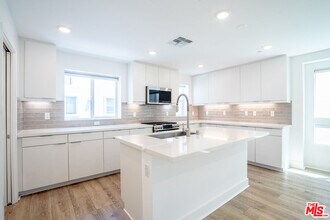 5257 Bainbridge Pl in Los Angeles, CA - Building Photo - Building Photo