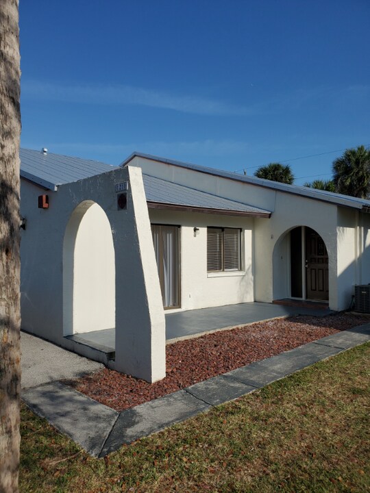 1222-1222 SE 8th St in Cape Coral, FL - Building Photo