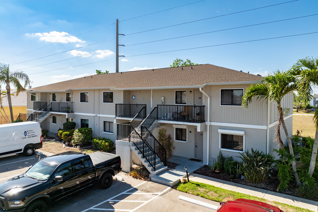 Cavendish Square Condos in Cape Coral, FL - Building Photo