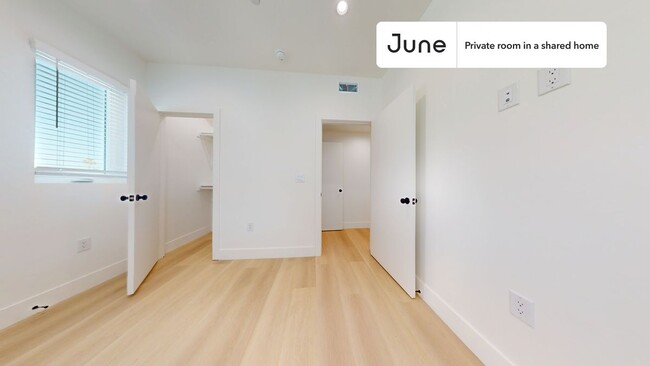 Private bedroom in 4 bed/3 bath Home in Los Angeles, CA - Building Photo - Building Photo